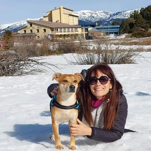 Inseparables perro y chica en nieve